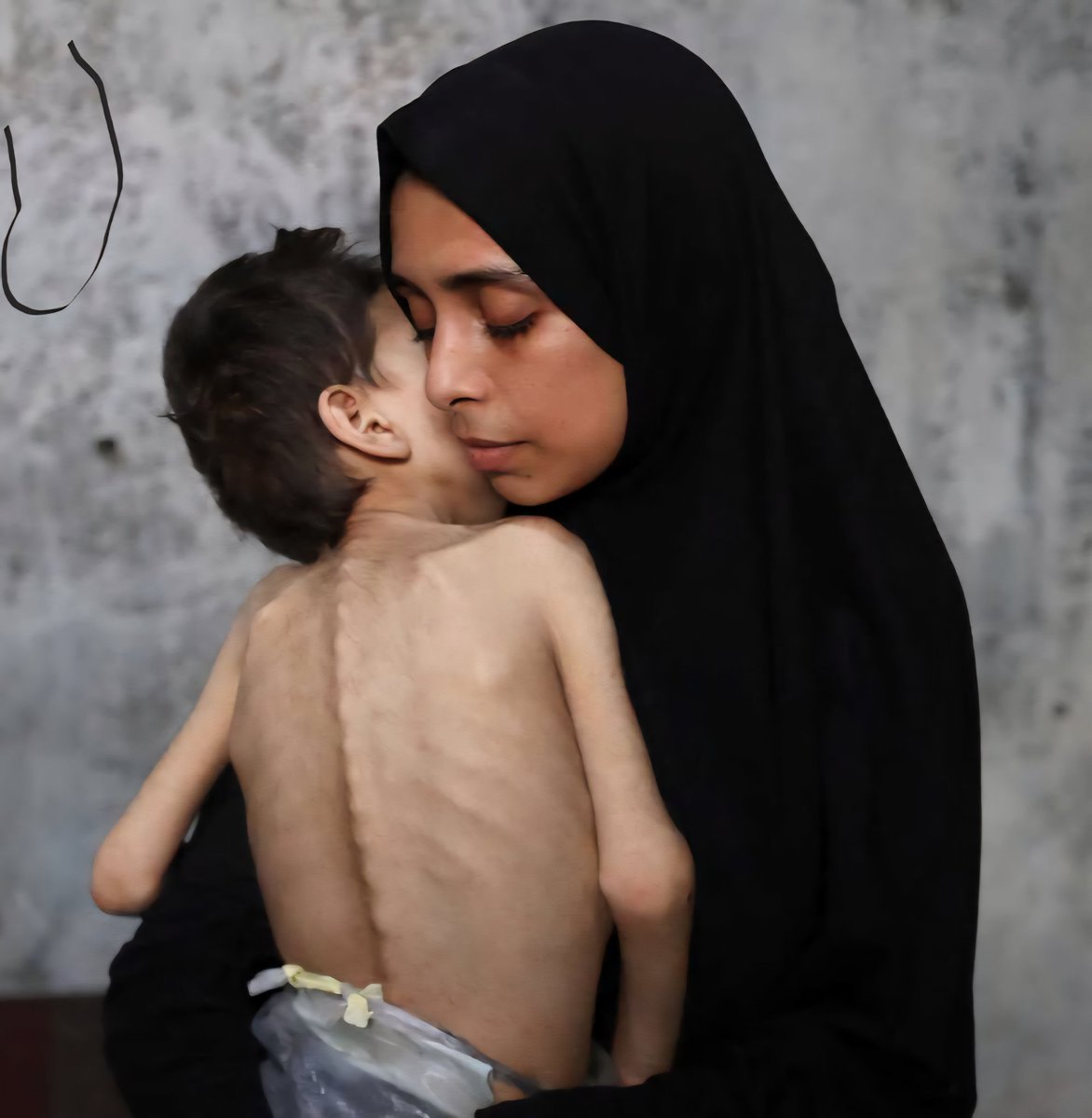 يا طفلَ غزّةَ والجراحُ عَناءْ ** في كفِّكَ الطُهرُ والعيونُ بُكاءْ
تمشي وتبحثُ عن رغيفٍ طيّبٍ ** لكنَّ في دربِ الحياةِ شقاءْ

أمُّكَ تبكي فوقَ مهدٍ صامتٍ ** تُهديكَ قلبا حُبُّهُ غِطاءْ
تُخفي الدموعَ وتستجيرُ بربِّها ** كي لا يطولَ الليلُ والظلماءْ

وأبوك مثقَلٌ بالهمِّ صابرٌ **