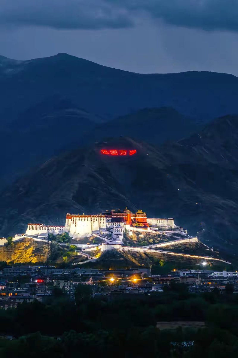 Hellentian7's tweet image. 布达拉宫与祖国万岁🇨🇳同框，美哉！
#西藏自治区成立60周年 #大美西藏 #布达拉宫