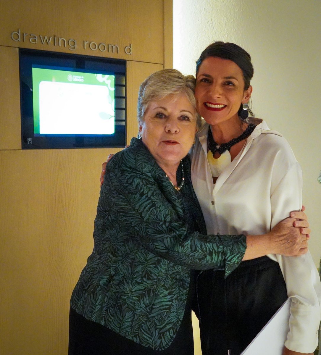 Alicia Bárcena (@aliciabarcena) on Twitter photo Sostuvimos una primera reunión bilateral con <a href="/IreneVelezT/">Irene Vélez-Torres</a>, Ministra de Medio Ambiente de Colombia. Dialogamos sobre biodiversidad, financiamiento, transición energética y economía circular; la sinergia climática bilateral fortalece la cooperación e integración regional. 🇲🇽🤝🇨🇴 Sostuvimos una primera reunión bilateral con <a href="/IreneVelezT/">Irene Vélez-Torres</a>, Ministra de Medio Ambiente de Colombia. Dialogamos sobre biodiversidad, financiamiento, transición energética y economía circular; la sinergia climática bilateral fortalece la cooperación e integración regional. 🇲🇽🤝🇨🇴