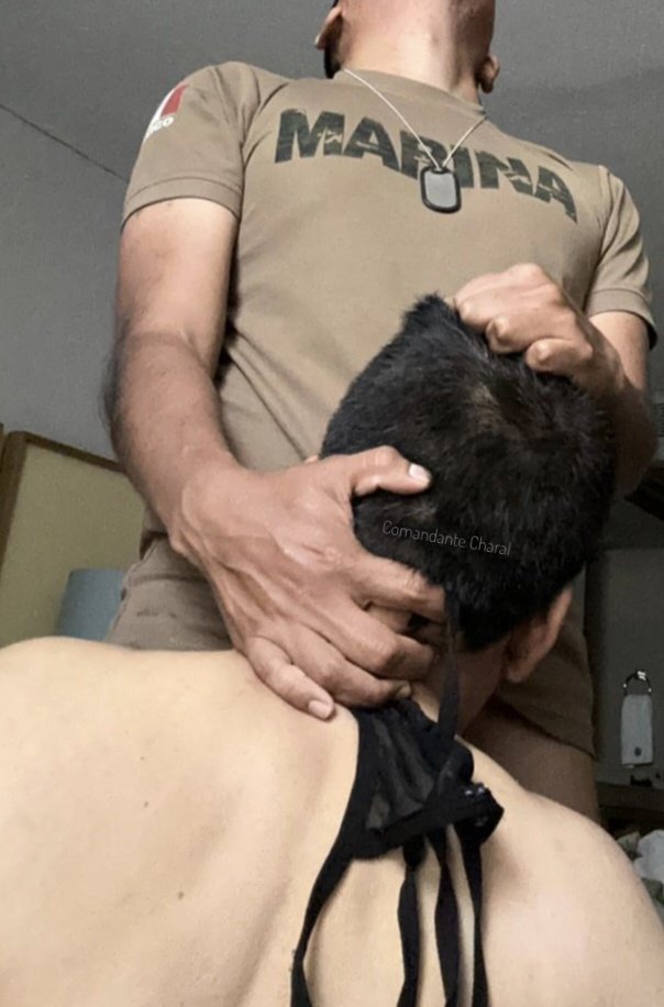 Un brindis por esos cabrones casados que en la calle son todos unos machos alfa padres de familia y en la cama son todas unas perras sumisas hambrientas de verga que hacen de todo para complacer a su hombre (como este camarada que hasta la tanga de su vieja se puso 🤤).

#Charal