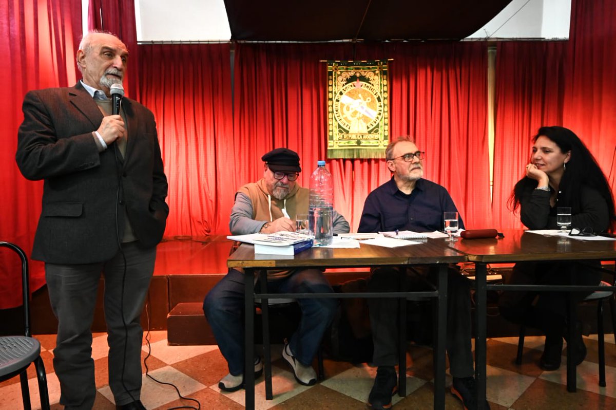 El viernes estuvimos en un encuentro de #Plataforma. Expuso Ricardo Aroskind, junto a <a href="/nestorpiccone/">nestorpiccone</a> y <a href="/marisaduarte/">marisa</a>. Un ámbito político no electoral que busca ideas y programas de liberación nacional y social. Estuvieron entre otros <a href="/Lozano_Claudio/">Claudio R. Lozano</a> y <a href="/mariomazzitelli/">Mario Mazzitelli</a>. <a href="/pcaarg/">Partido Comunista de la Argentina - Cuenta Oficial</a>