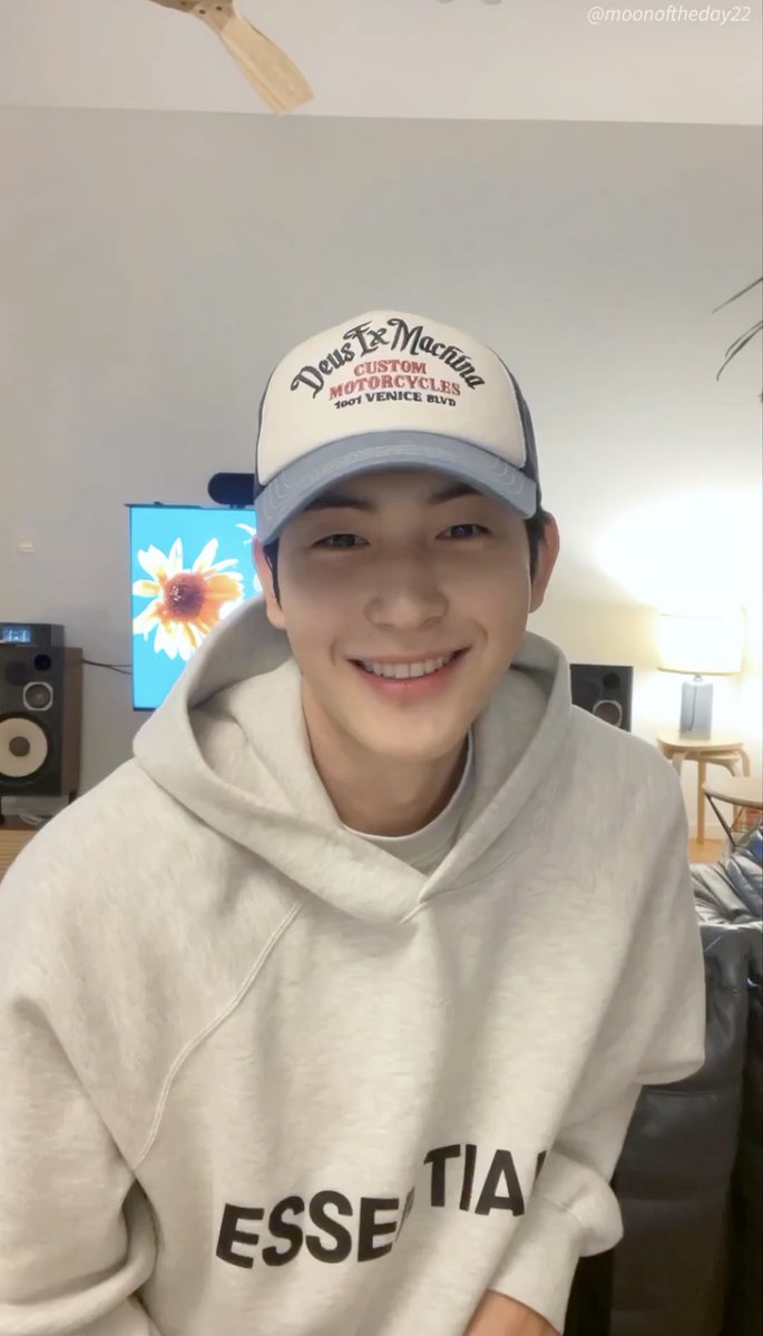 이렇게 사르르 웃는거 반칙