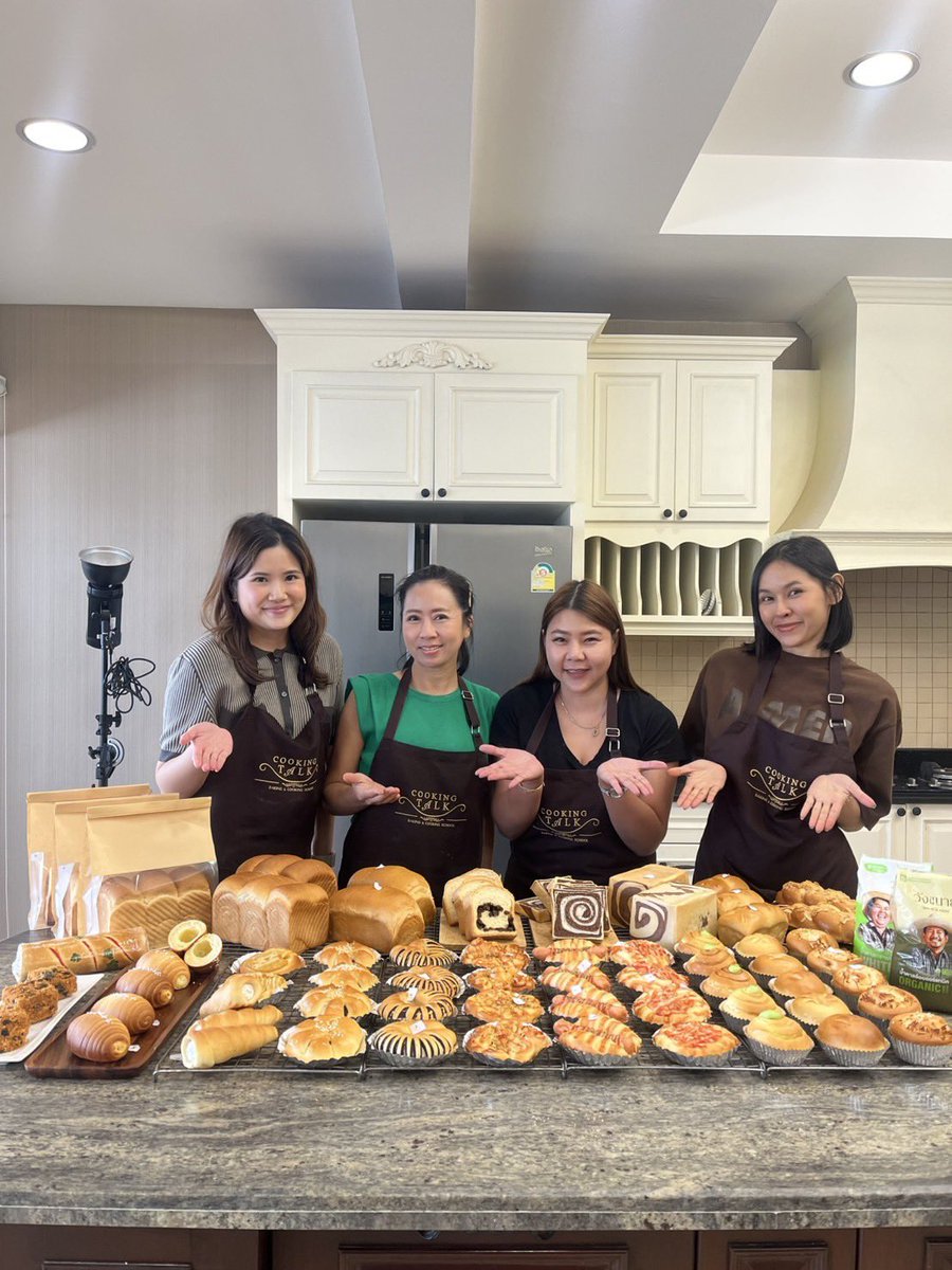 cookingtalk1's tweet photo. บรรยากาศคลาสเรียน JAPAN BREAD วันนี้
เกร๋ๆ สวยๆ ได้ขนมปังกลับบ้านจุกๆ 😆 https://t.co/mRnZbomnj0