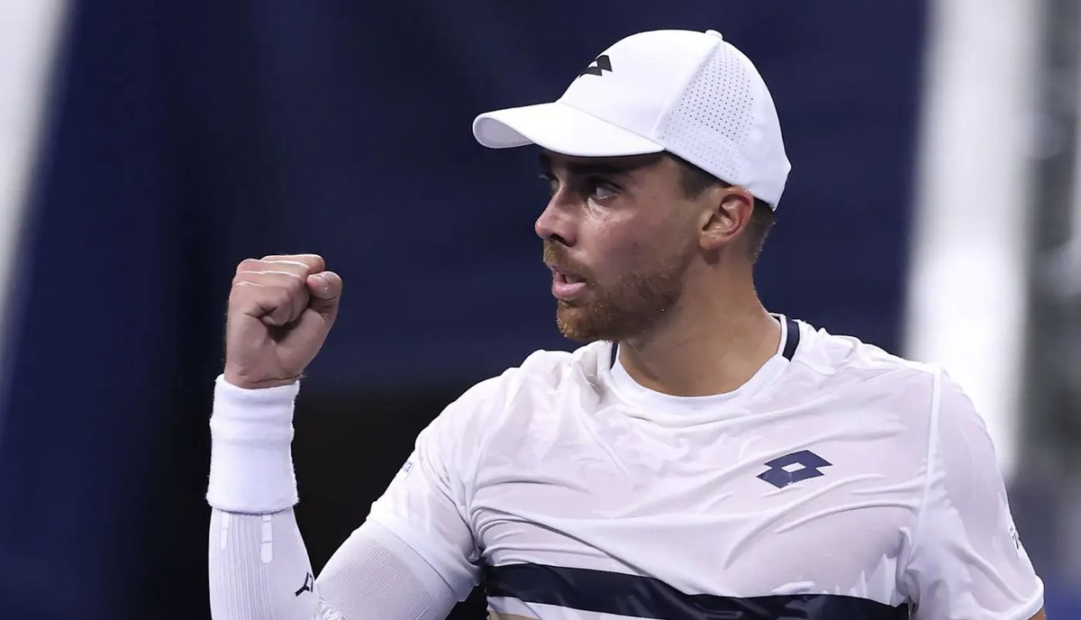 EPIC.

Benjamin Bonzi defeats former #1 and 2021 champ Daniil Medvedev for a 2nd consecutive Grand Slam 1st round, this time at the #USOpen: 6-3, 7-5, 6-7(5), 0-6, 6-4.

Medvedev's horrendous season continues (R2, R1, R1, R1 in Slams this year) -- he will leave the top 15.