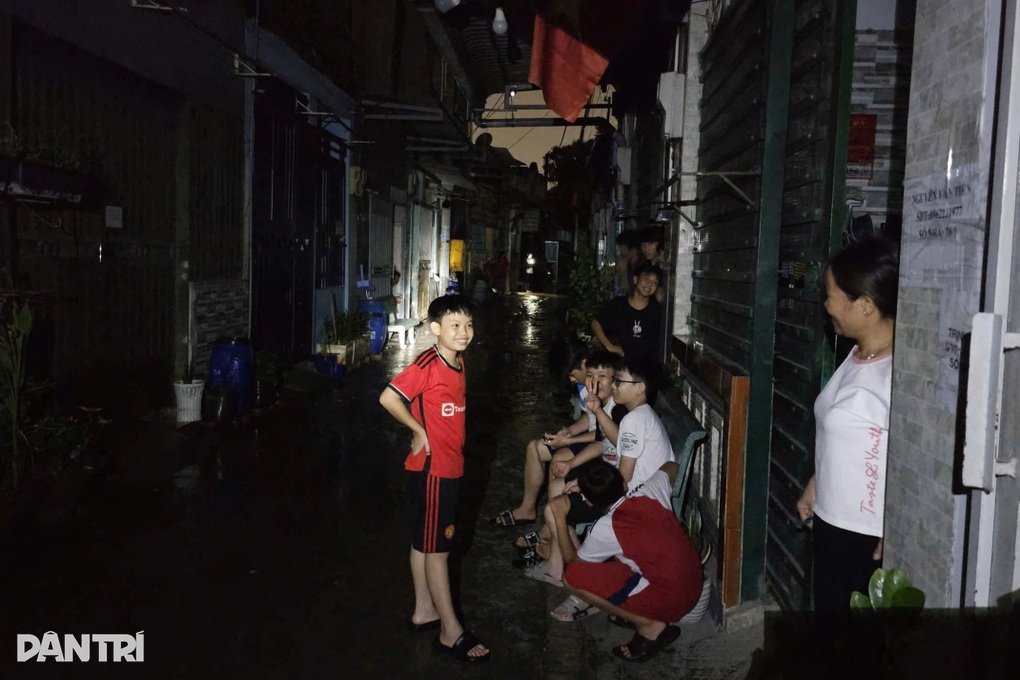 Ariacsuniga's tweet image. having no light at night, especially during this heat! It seems like the local government needs to step in and resolve this situation quickly. 

#electricityoutage #vungtau #communityissues