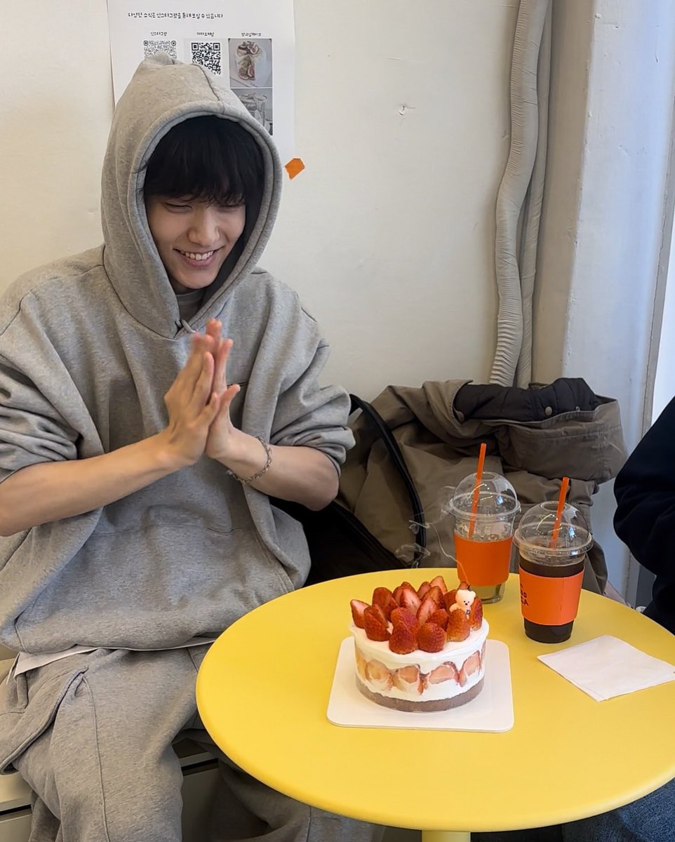 The birthday cake Soobin had for his last birthday was made by Soobin himself because he wanted to celebrate it with his family 🥺💕

Instagram Post by Cafe_Chooka

💬 Last December, we had a very precious guest at Cafe Chooka from the group with the brilliant name, Tomorrow X