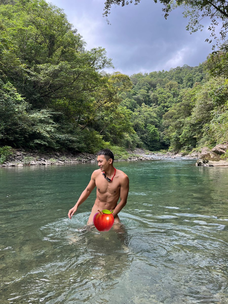 正常的一天大概還有一半的時間需要穿衣服
但此刻的我是自由的🦅

fansone.co/en/post/405380…