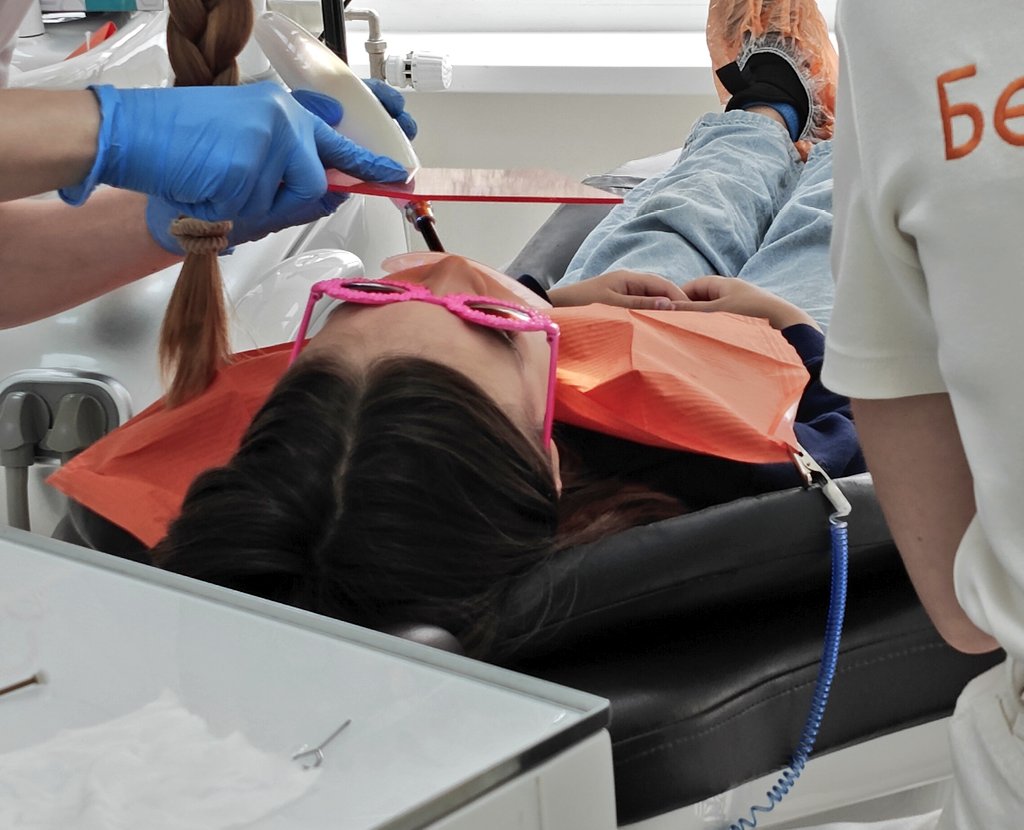 С днём начала ортодонтического лечения у старшей дочери.
Поставили аппарат сегодня, через полгода на нижнюю челюсть ещё. 
Спасибо современной стоматологии, что она такая комфортная ♥️