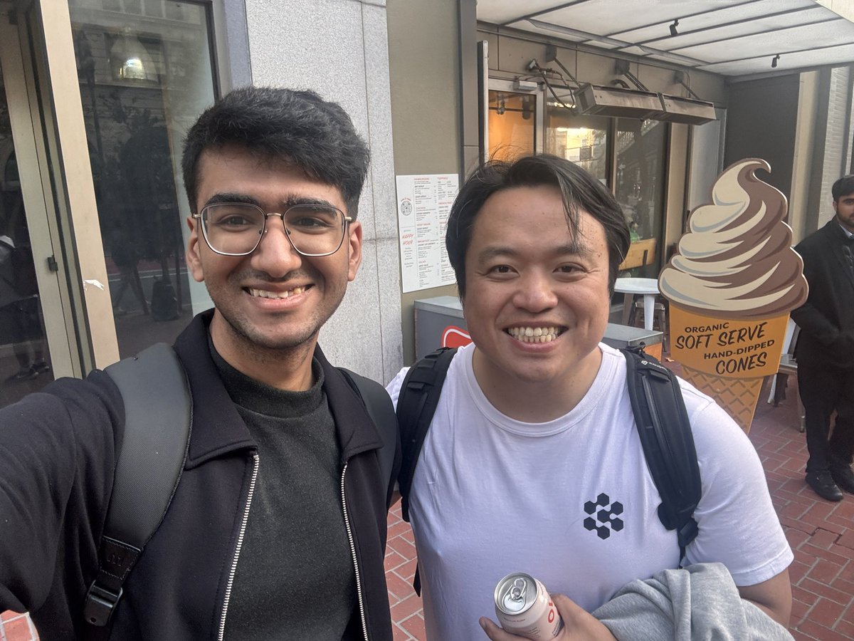 arrayxhunter's tweet image. Superfan moment with @swyx 🙌 Grateful for how much his work has shaped my own journey.
