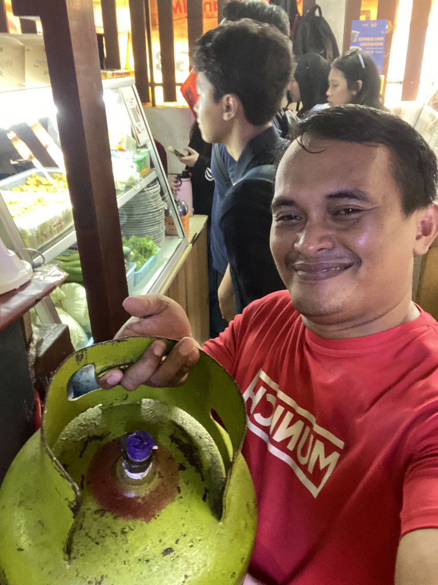 masmientakor's tweet photo. Selamat pagi dan selamat kuliah hari pertama. Jangan lupa bahagia....

Mahasiswa baru sudah coba beli ketempat saya belom?? https://t.co/VLATKwDdtz