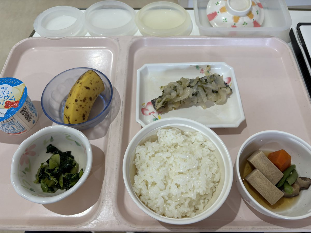 今日のランチ

今日から牛乳をヨーグルトに変えて貰った

楽しみ〜にしてたが、、、

スプーン無い😅

おやつにしよう😀

＃ランチ
＃ヨーグルト
