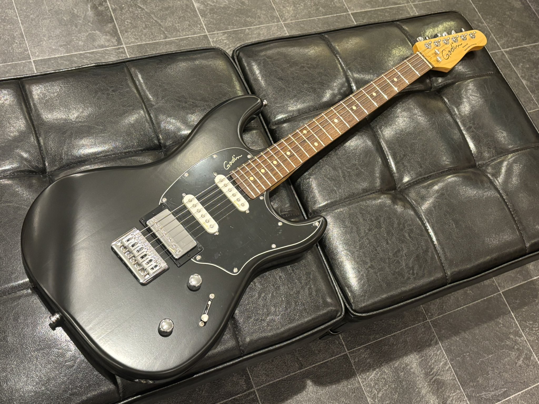 美品　ゴダン　Godin Session HT ストラト Amazon | Godin (ゴダン) Session HT 6弦 ソリッドボディ エレキ