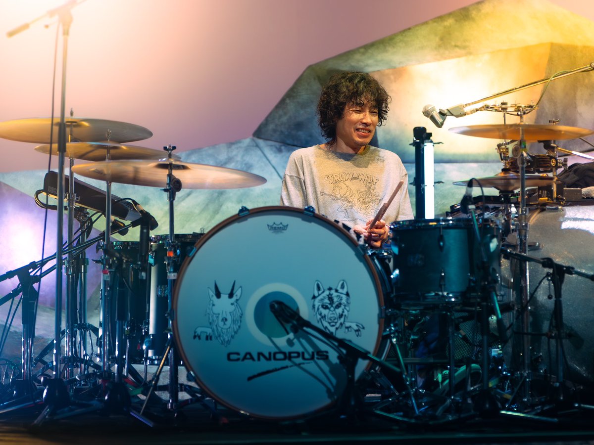 #斉藤和義
本日2025年8月25日、デビュー32周年を迎えました🎊

初の試みのダブルセットリストツアー開催、そしてキャリア初の海外公演開催と32年目も新たなことに挑戦し続けている斉藤さん。
33年目の活動も濃密なものになることと思います！

33年目もあたたかいご声援をよろしくお願いいたします！