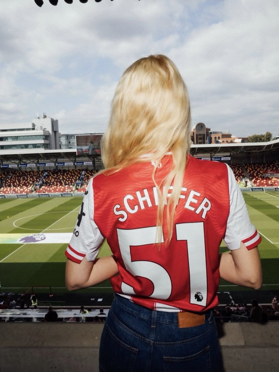 Weekend sights 👀

Claudia Schiffer was spotted in the Brentford 25/26 home kit during the club’s 1-0 win over Aston Villa.

Why? The German model is a minority owner of the English club alongside her husband, Matthew Vaughn.