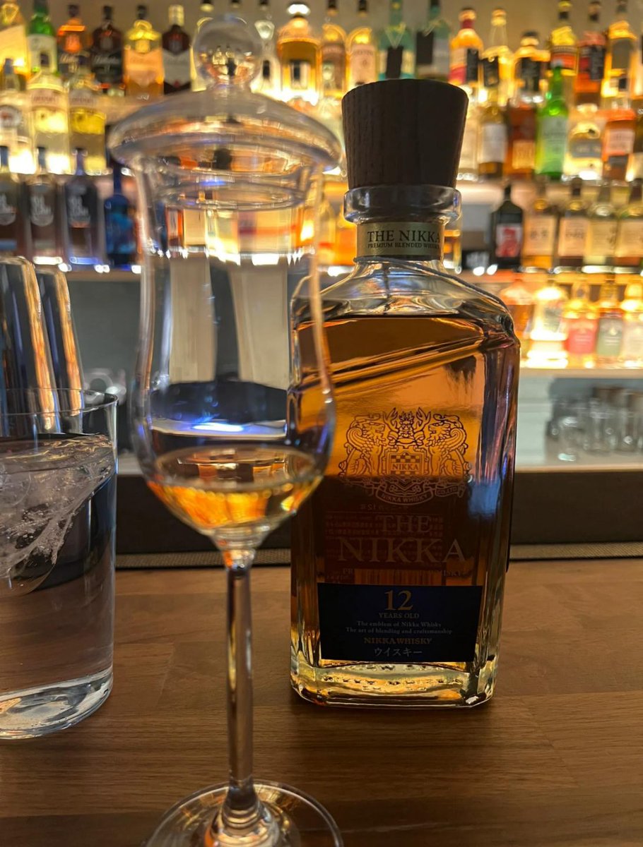 wall_hjs's tweet image. Savoring a glass of elegant whiskey, tasting the finer things in life🍷