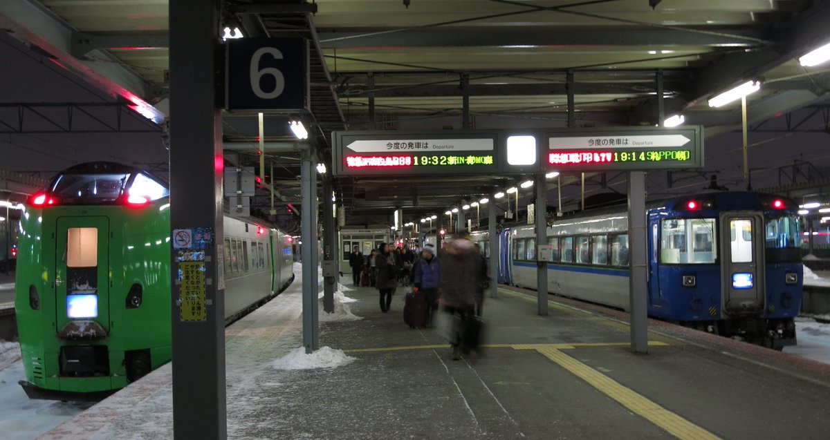 SWINGSWANGSWING's tweet image. 懐かしいな。1932発の最終新青森行きスーパー白鳥98号。
慎ましく飲んでた出張帰りっぽいサラリーマン３～４人と自分くらいしか乗ってた自由席号車に乗客はいなかった。