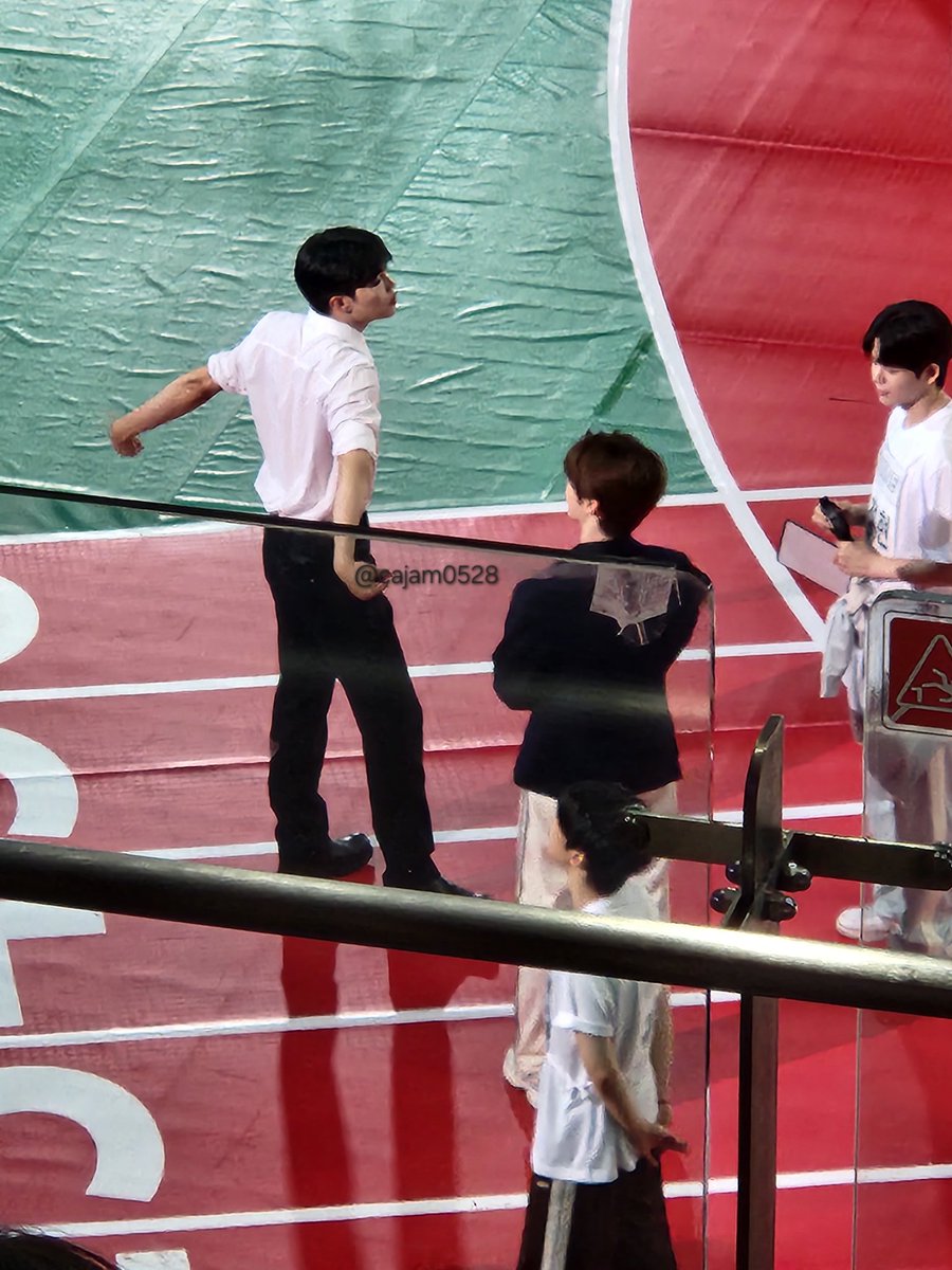 건욱이 mc 하나봐!!!!
한빈이가 건욱이 자켓 뺏어잇음 ㅋㅋㅋ
#박건욱 #성한빈