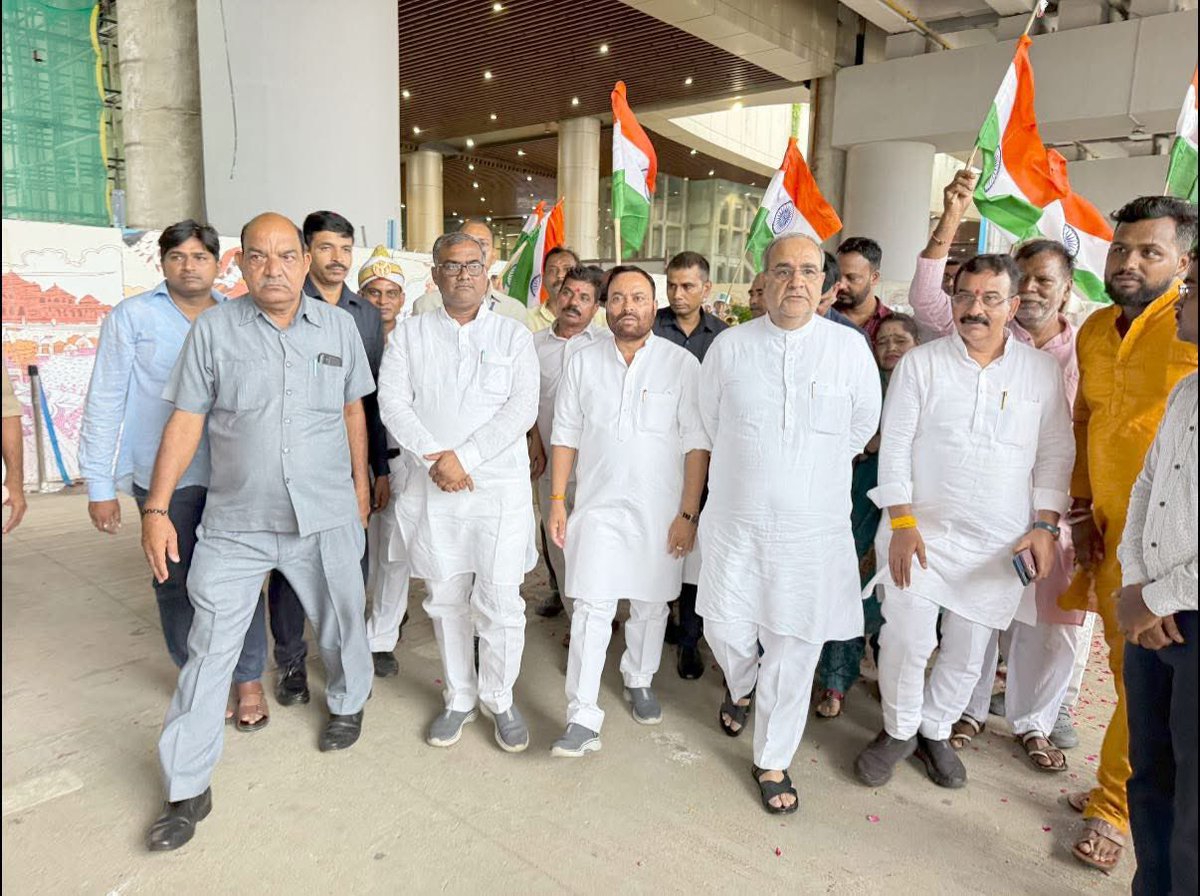 ANIL KUMAR (@anilkumarmzn) on Twitter photo #लखनऊ_एयरपोर्ट
उत्तर प्रदेश के माननीय मुख्यमंत्री श्री योगी आदित्यनाथ जी के निर्देश पर "देश के सपूत, अंतरिक्ष यात्री एवं ग्रुप कैप्टन श्री शुभांशु शुक्ला जी का लखनऊ प्रथम आगमन पर एयरपोर्ट पर अभिनंदन व स्वागत किया।
<a href="/gagan_shux/">Shubhanshu Shukla</a>
<a href="/narendramodi/">Narendra Modi</a> <a href="/PMOIndia/">PMO India</a> <a href="/AmitShah/">Amit Shah</a> #लखनऊ_एयरपोर्ट
उत्तर प्रदेश के माननीय मुख्यमंत्री श्री योगी आदित्यनाथ जी के निर्देश पर "देश के सपूत, अंतरिक्ष यात्री एवं ग्रुप कैप्टन श्री शुभांशु शुक्ला जी का लखनऊ प्रथम आगमन पर एयरपोर्ट पर अभिनंदन व स्वागत किया।
<a href="/gagan_shux/">Shubhanshu Shukla</a>
<a href="/narendramodi/">Narendra Modi</a> <a href="/PMOIndia/">PMO India</a> <a href="/AmitShah/">Amit Shah</a>