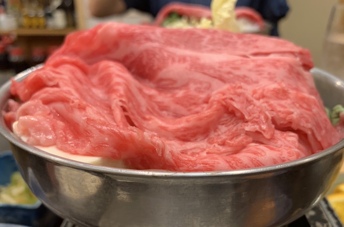 よつ谷(東京/新日本橋)さんで「すき焼き定食」を戴きました♪
ランチとは言え、A5ランクの和牛がタップリ入り、茶碗蒸しからデザートまでついて1800円は、コスパ良すぎ👍🏻✨旨~~~っ💝旨~~~っ😍旨~~~っ😻堪らんね😇💗オー○二さんも来たみたい😉