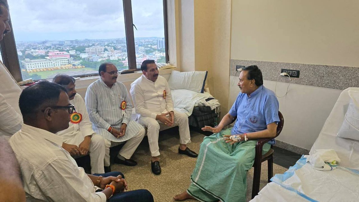 इंदौर के निजी अस्पताल में कांग्रेस के पूर्व मंत्री एवं वरिष्ठ नेता श्री हुकुम सिंह जी के स्वास्थ्य की जानकारी प्राप्त की।
साथ में कृषिमंत्री श्री <a href="/Aidalsinghkbjp/">Aidal singh kansana</a> जी श्री अम्बाराम कराड़ा जी हरदा विधायक श्री राम किशोर दोगने जी रहे!

भगवान देवनारायण जी उन्हें जल्द पूर्ण स्वस्थ करें।