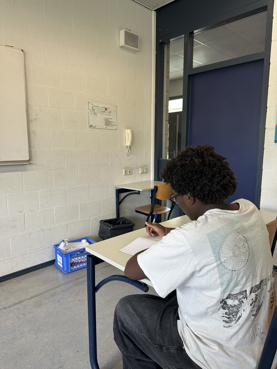 𝗞𝗶𝗻𝗱𝗲𝗿𝗲𝗻 𝗶𝗻 𝗠𝗶𝗱𝗱𝗲𝗻-𝗡𝗲𝗱𝗲𝗿𝗹𝗮𝗻𝗱 𝗴𝗮𝗮𝗻 𝗺𝗲𝘁 𝗲𝗲𝗻 𝗴𝗲𝘃𝘂𝗹𝗱𝗲 𝗿𝘂𝗴𝘇𝗮𝗸 𝗻𝗮𝗮𝗿 𝗱𝗲 𝗯𝗿𝘂𝗴𝗸𝗹𝗮𝘀!
Door de schoolspullenactie gaan kinderen met geldzorgen, met een gevulde rugzak naar school. 
#kinderarmoede #schoolspullenactie #armoedefonds