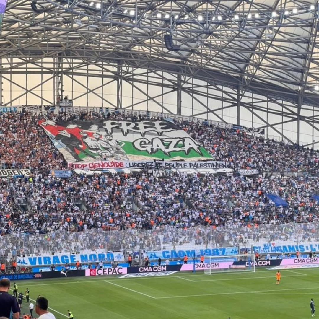 "Liberen Gaza, detengan el genocidio, liberen al pueblo palestino"..

Grandes pancartas durante el partido "Olympique de Marsella" contra "Paris FC"