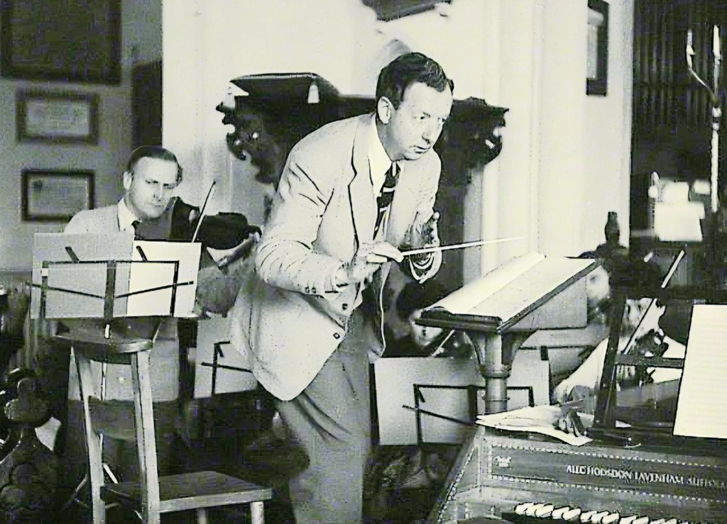 ConrothN's tweet image. British composer #BenjaminBritten&apos;s friendship with violin virtuoso #YehudiMenuhin was cemented by July 1945, when the pair travelled to #Germany to give a recital tour for survivors of the concentration camps 🏕 🎻🎼

#musiccomposer #violinvirtuoso