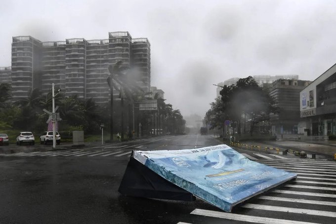 اجتاحت رياح قوية مصحوبة بأمطار غزيرة جزيرة هاينان جنوب الصين وأجزاء قريبة من مقاطعة قوانجدونج، ليتجه نحو الساحل الأوسط لفيتنام، وفقًا لوكالة أنباء شينخوا الصينية الرسمية.. وأجلت السلطات حوالي 20 ألف شخص من المناطق التي يحتمل أن تكون خطرة قبل العاصفة، وعادت قوارب الصيد إلى الميناء وعاد أكثر من 21 ألف من أفراد الطواقم إلى الشاطئ.. وقال المركز الوطني للأرصاد الجوية الصيني إن "كاجيكي" اكتسب قوة مع تحركه غربًا فوق البحر مع رياح قصوى مستمرة بلغت سرعتها 162 كيلومتراً في الساعة، وتم التنبؤ بهطول أمطار تتراوح من 25 إلى 35 سنتيمتراً على الأجزاء الجنوبية من جزيرة هاينان 