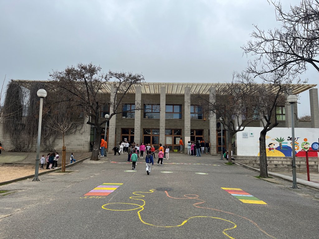 🚧 Ha arribat el dia! Després de molts anys d’espera i moltes promeses incomplertes, avui comencen les obres de renovació de la coberta de l’escola Salvador Espriu (barri de la Morera), una altra assignatura pendent a #Badalona des de fa molt de temps. Amb un pressupost de