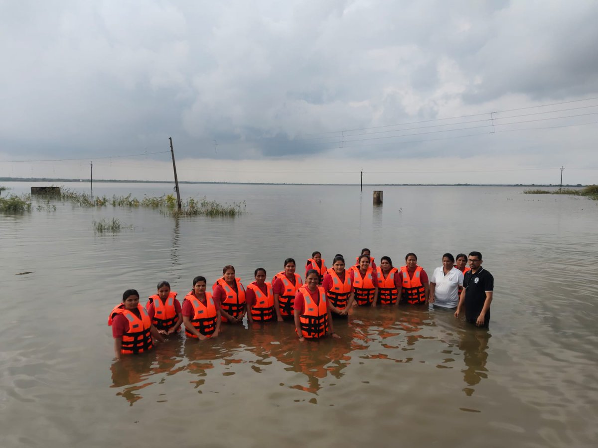 🚨 सोलापूरची पहिली महिला रेस्क्यू टीम सज्ज 🚨

📅 प्रशिक्षण: ४–१५ ऑगस्ट| ⏱ १२ दिवस
 👩‍🚒 सहभागी: ६० (१५ महिला)
 🌊 प्रात्यक्षिक: हिप्परगा तलाव

कौशल्ये: CPR ✅ प्राथमिक उपचार ✅ दोरी वापर ✅ बोट हाताळणी 

“पाण्याची भीती जिंकली, आता जीव वाचवू शकते.” – प्रशिक्षणार्थी