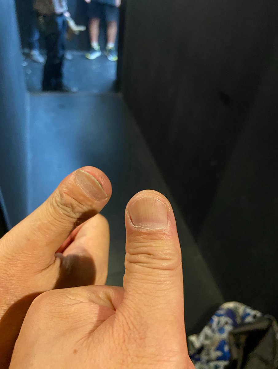 【EDGE OF A KNIFE Vol.45】

Brown-Ratzの6年振りのイベントありがとうございました。

皆さまのおかげで、とても楽しく温かいイベントとなりました。

共演のラフィンノーズさんとモザイクスさんに大感謝！

※写真は昨日唯一撮った写真1枚。
ラフィンノーズPONさんとマッチョ.Zの親指ツーショット！