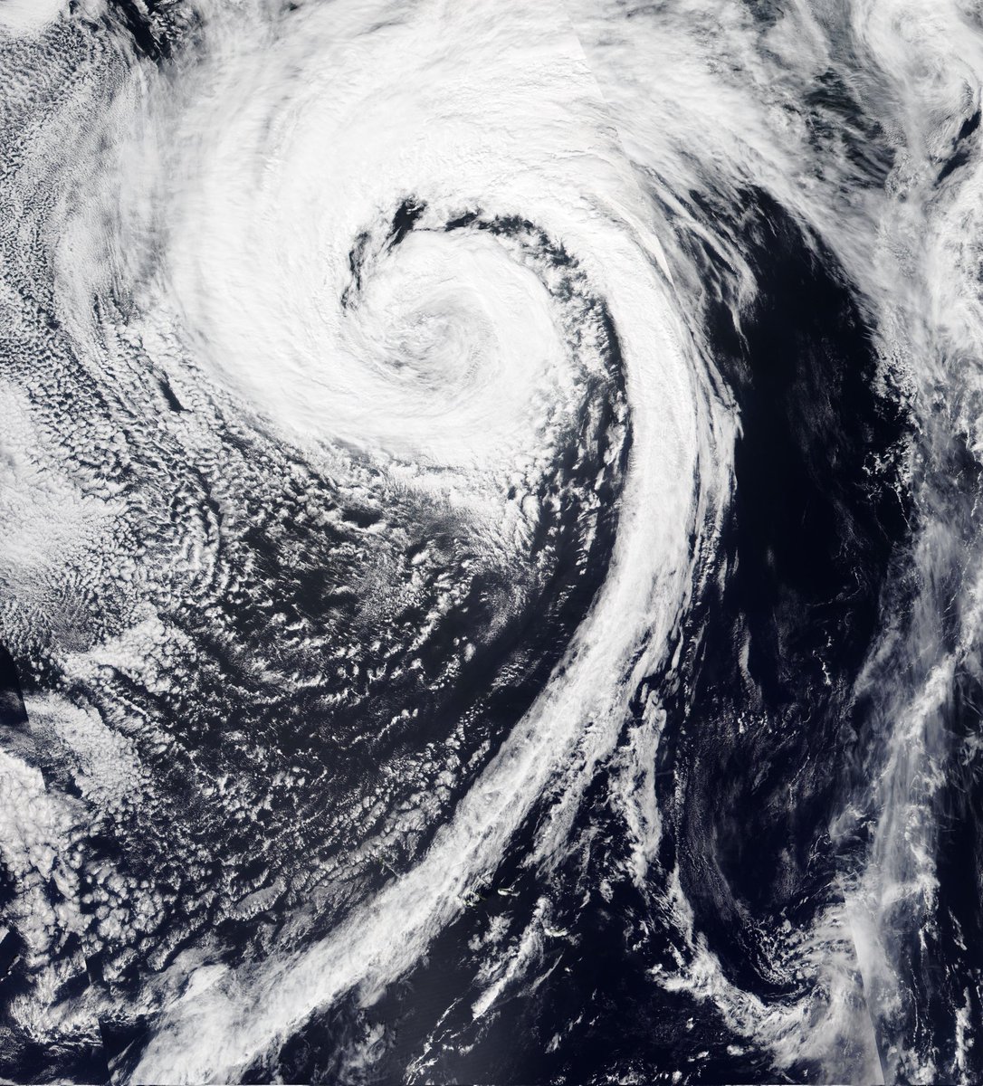 Así lucía el huracán #Erin (izquierda) el 16 de agosto, rondando la categoría 5. Y así lucía ayer sobre el Atlántico norte, ya como borrasca extratropical, sin características tropicales (derecha). Las diferencias son notables: como huracán muestra un ojo y apariencia simétrica