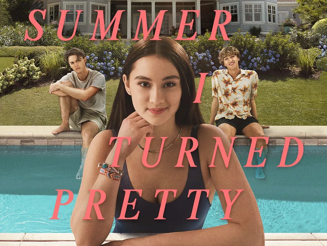 PreviouslySerie's tweet photo. #TheSummerITurnedPretty
#ElVeranoEnQueMeEnamoré

⚠️ATENCIÓN⚠️

¿Te has leído las novelas? No importa, no conoces el final.

La autora Jenny Han ha confirmado en @EliteDaily que el final de los libros NO SERÁ EL MISMO que el de la serie de @PrimeVideoES:

“Siempre supe cómo quería terminar los libros, pero con la serie, entré con la mente abierta. Quería hacerla con una mirada fresca y ver qué tipo de magia sucedía en pantalla.

Soy alguien que siempre está cambiando las cosas. La gente dirá: ‘¿Por qué estás cambiando eso? ¡Eso funcionaba!’.

Pero para mí, siempre podría ser mejor. Así es como me acerco a todo, así que, naturalmente, estaba entrando en esta historia sintiendo que quería mejorarla aún más y probar cosas nuevas”.

Hace unos meses aseguró para @EW:

“No puedes hacer felices a todos. Ojalá pudiera hacer felices a todos. Pero primero tengo que complacerme a mí misma, como narradora, para sentirme orgullosa de lo que estoy haciendo”.