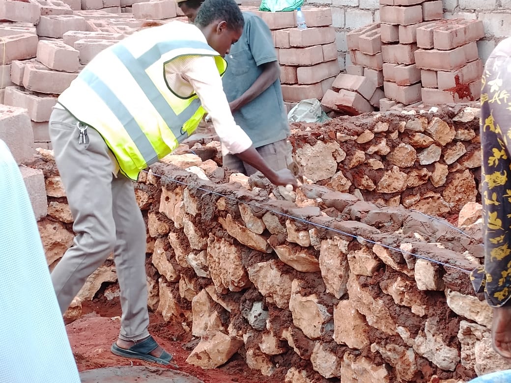 SDCSOM's tweet image. JRP Batch Two in #Galdogob, @SDCSOM trained youth in construction have begun internships with their trainer, now an engineer. From theory to real projects, they’re gaining industry exposure, confidence &amp;amp; skills for future livelihoods. #YouthEmpowerment with thanks to @WFPSomalia