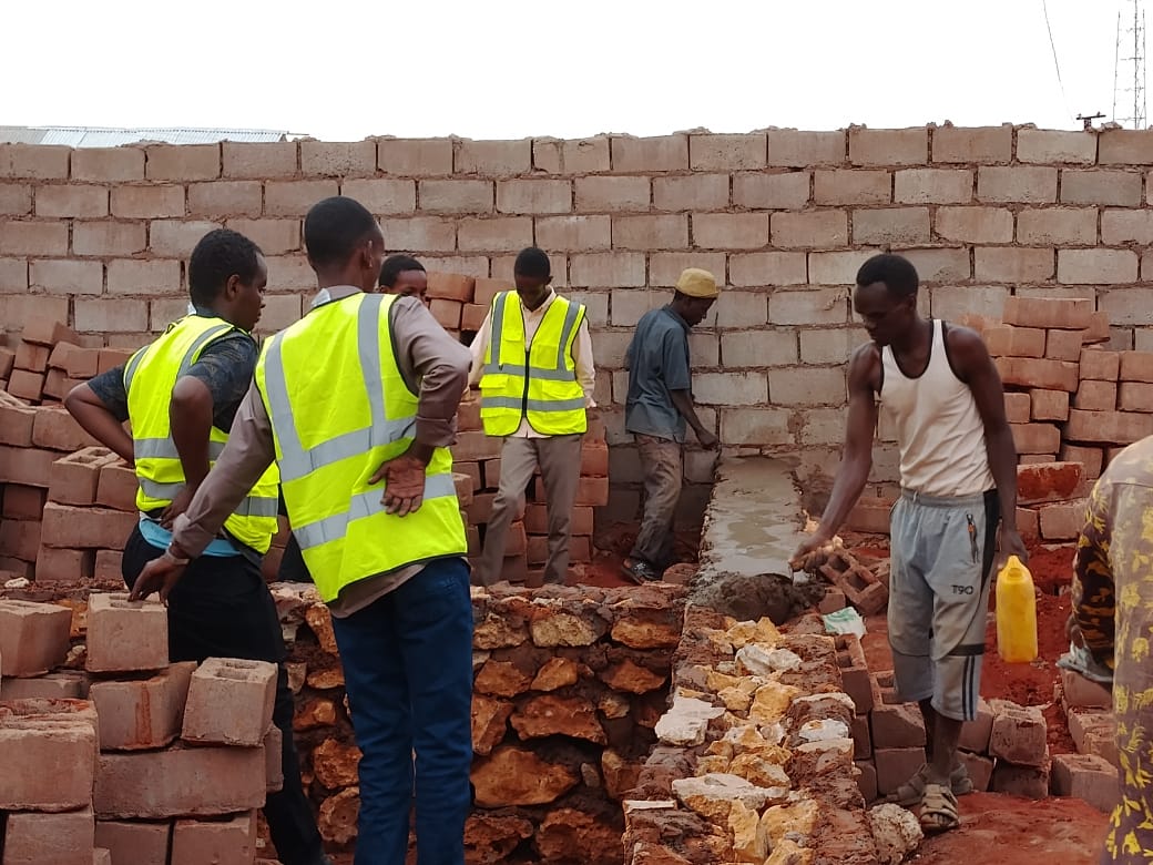 SDCSOM's tweet image. JRP Batch Two in #Galdogob, @SDCSOM trained youth in construction have begun internships with their trainer, now an engineer. From theory to real projects, they’re gaining industry exposure, confidence &amp;amp; skills for future livelihoods. #YouthEmpowerment with thanks to @WFPSomalia