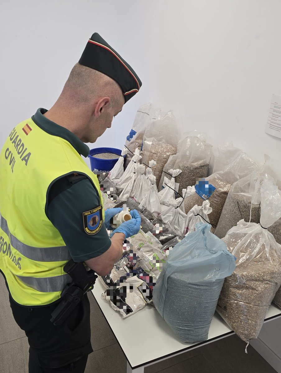 gcivilbizkaia's tweet photo. (1/4)
👀 Fiscal y Fronteras realizando 7 identificaciones de vehículos y 11 personas, durante el desembarco del ferry Galicia en el @bilbaoport_ , han decomisado 40k de #gusanos en harina 🐛, 39k de #grava para pesca 🎣 , 46k de #cebo de pesca 🪱, 80k de semillas de #trigo 🌾. https://t.co/IAVSa11VCf