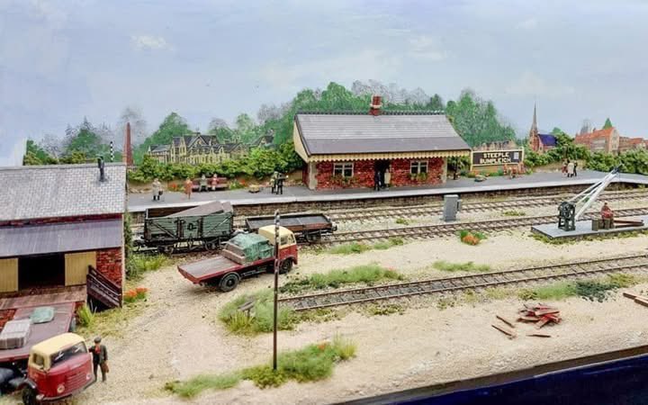 EMGauge's tweet photo. With less than a week to go, our preview continues with ‘Steeple Bumpleigh', a small essay depicting a station + yard in the WR of BR sometime in the 1960s. A cement facility provides extra traffic. Come and see it and 10 other layouts on 30/31 Aug just south of Wakefield #expoEM https://t.co/wEesaQM3JK