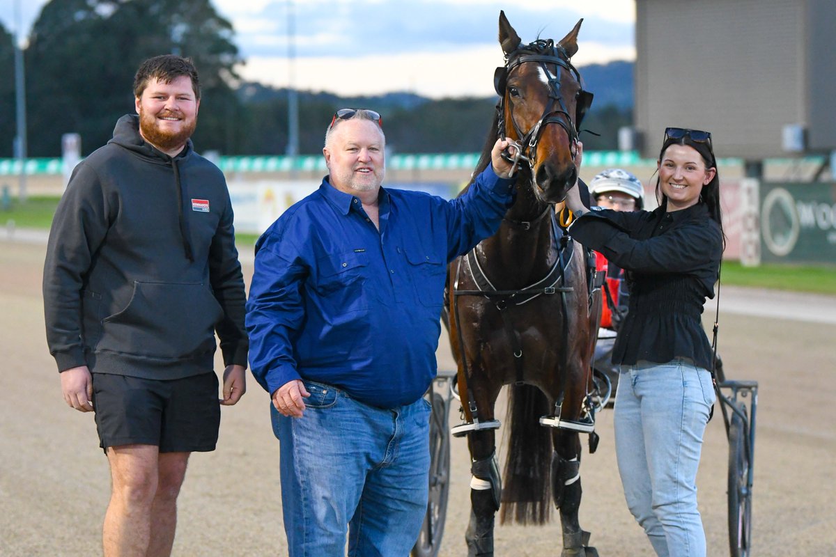 Smirkin Serene smiles all the way to victory in the <a href="/CobbittyEquine/">Cobbitty Equine Farm</a> NSW Breeders Challenge Blue - 3YO Fillies Heat.😏🥇

Trained by Dean and Kerry McDowell and driven by Lleyton Green the daughter of Lord Zin Zan NZ out of Serene Grin recorded a mile of 1.55.1.

<a href="/HRNSW_Harness/">Harness Racing NSW</a>