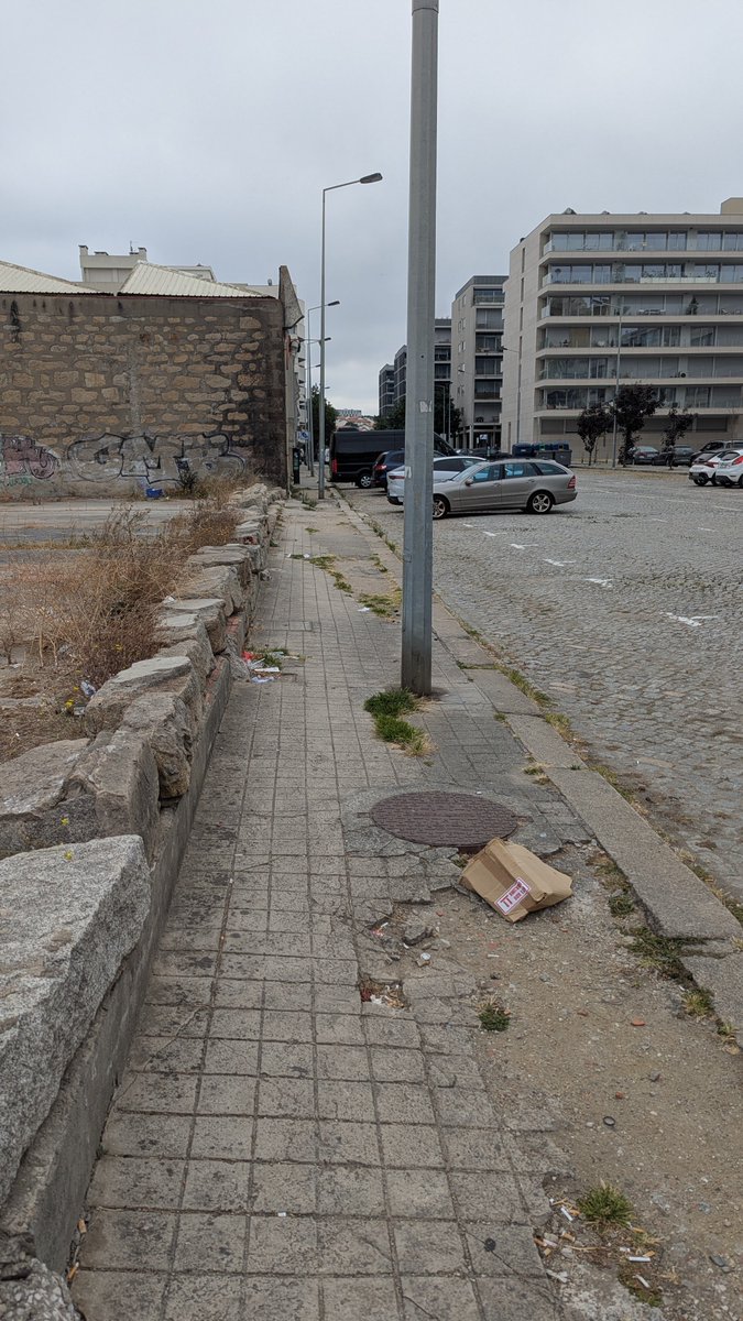 GoncaloAguiar's tweet photo. Portugal 3o mundista #THREAD:
Desde passeios a flutuar, lixo descontrolado pelas ruas, descampados sem utilização há décadas, ciclovias popup em calçada que servem de estacionamento... 

Matosinhos precisa de novos ares. https://t.co/icdIqSNZn3