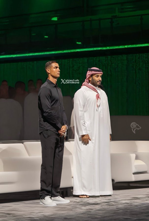 يضحكون أنه ما فاز بالسوبر وهو واقف بجانب الرجل السوبر سيدي #محمد_بن_سلمان #النصر #كريستيانو_رونالدو ..❤️