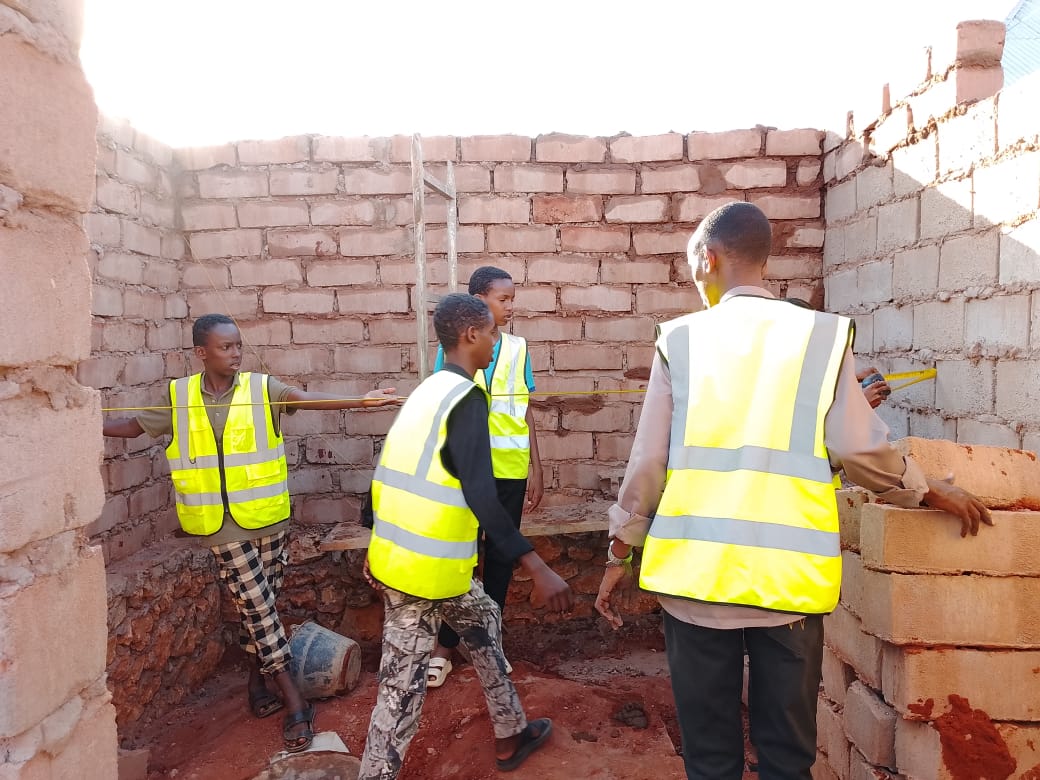 SDCSOM's tweet image. JRP Batch Two in #Galdogob, @SDCSOM trained youth in construction have begun internships with their trainer, now an engineer. From theory to real projects, they’re gaining industry exposure, confidence &amp;amp; skills for future livelihoods. #YouthEmpowerment with thanks to @WFPSomalia