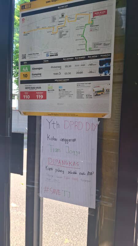 Halo min tolong di up nggih.

Ini saya tadi sedang menunggu Trans Jogja di halte SMK 5 dan didekat pintu masuk saya menemukan catatan ini. Sepertinya dari siswa salah satu sekolah di sana yang nampaknya mendengar kabar dikuranginya anggaran Trans Jogja.

Mungkin anggota dewan