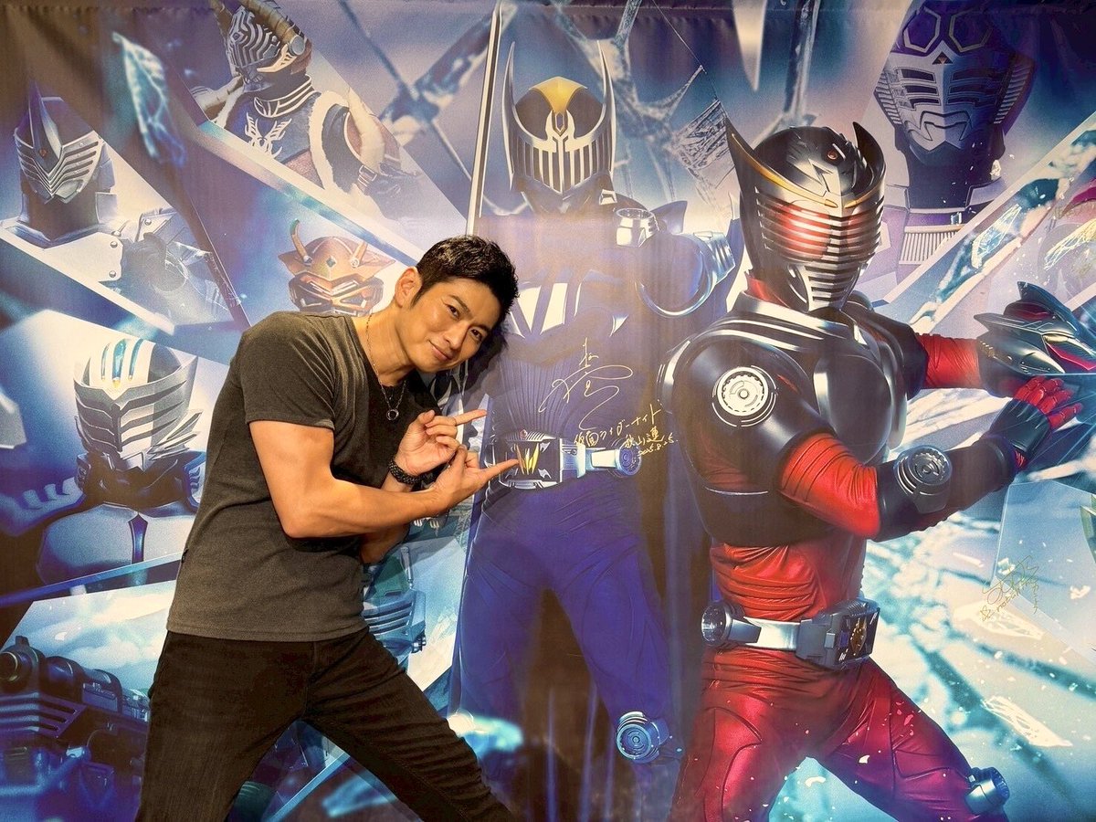 そういえば。こちらのフォトスポットにサインを書かせていただきました😊✨
これはこの幕ごと全国の会場を巡るということなのでみなさんに観ていただけます✨
ぜひ一緒に写真撮ったりして楽しんでくださいね👍🏻✨

#仮面ライダー龍騎　
#ミラーワールド展