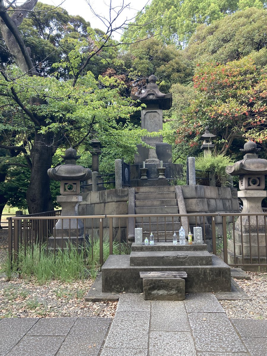 silver_thunder's tweet photo. 仕事で久しぶりの上野。
この2か所には挨拶しないわけにはいかない
#上野 #西郷隆盛像 #彰義隊の墓 https://t.co/CR0HDi2VXM