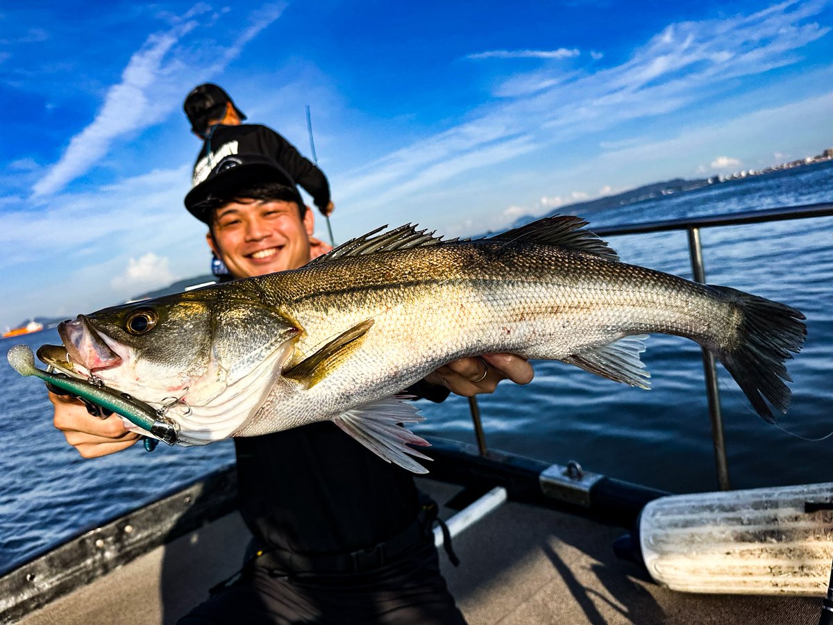 taisei_blueblue's tweet photo. 4ヶ月ぶりのボートシーバス
ヒットする魚が全て良型!
夏のシーバスは特にカッコいい!
7ヒット3キャッチ
下手くそすぎる。
@MASA1005fishing さんいつも本当にありがとうございます!
#blueblue #bluebluefishing #RAD #radstyle #ジョルティ #varivas #博多湾 #シーバス #ボートシーバス https://t.co/7ryd1Ce5xs