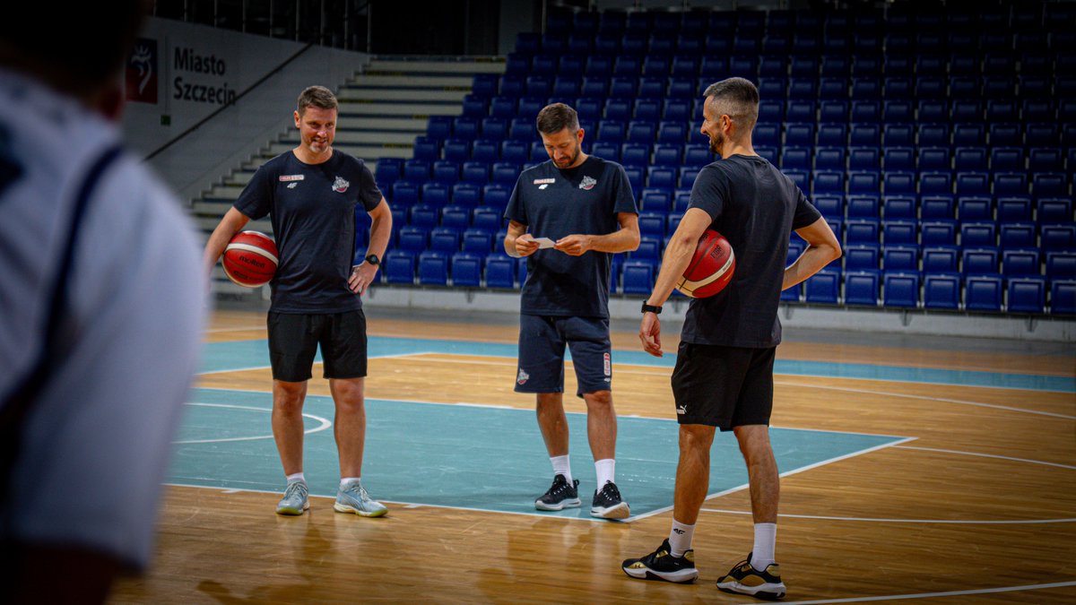 Zaczynamy kolejny tydzień przygotowań! 🔥🏀🐺 Mamy dużo energii, humory dopisują, jest ciężka praca - to najważniejsze aspekty przedsezonowych treningów 💪 Prezentujemy Wam mini galerię zdjęć z ostatnich zajęć, abyście mogli powoli przyzwyczajać się do nowych postaci naszej