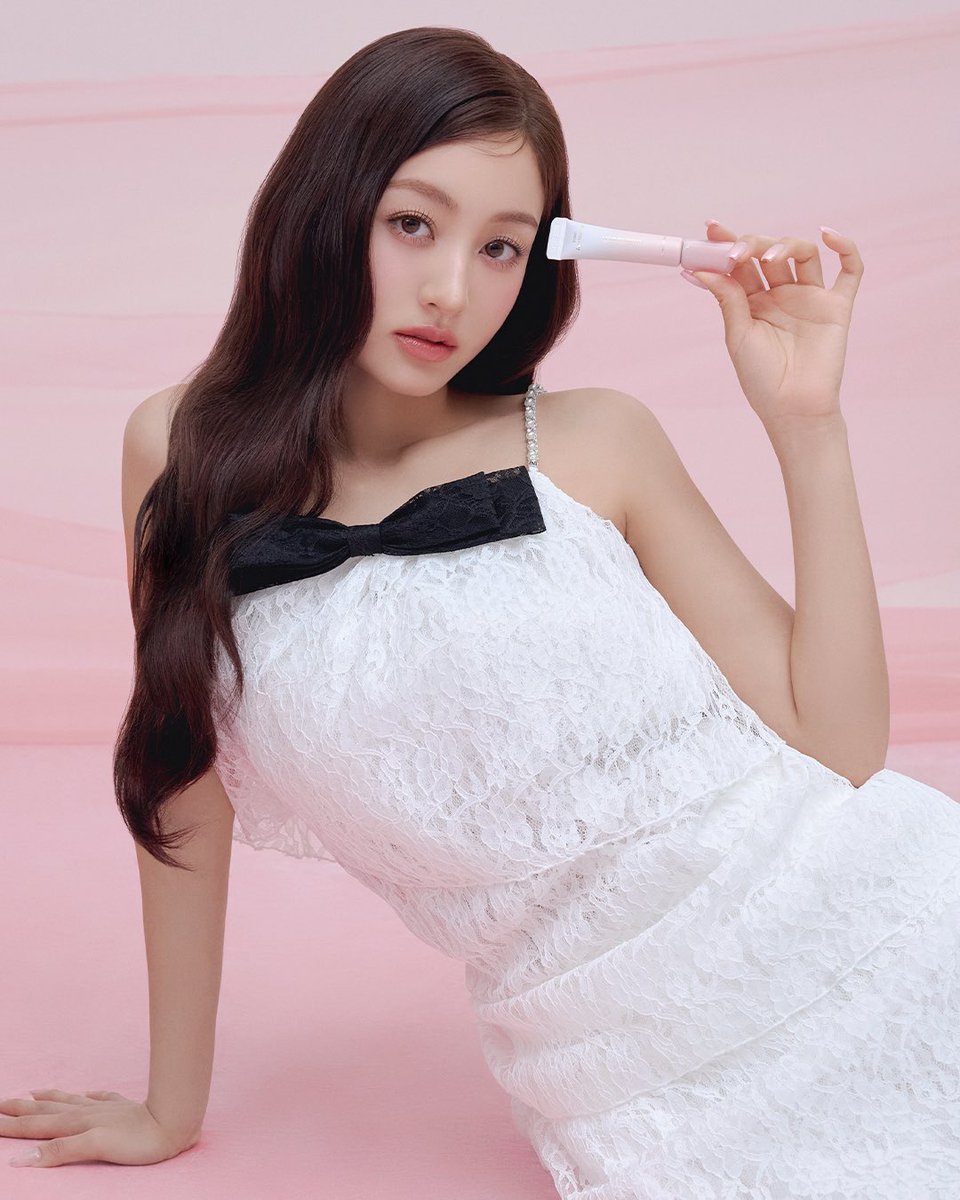 milktouch_kor's tweet photo. ⚠️심쿵 주의⚠️

NEW 아이코닉 롱 마스카라 화보컷 공개🎀
연장한 듯 섬세한 지효의 롱래쉬에 주목!!

 #디테일롱마스카라 로 깔끔하고 또렷한
아이 메이크업을 완성해보세요(*^o^*)/ https://t.co/TV3yNqWcwk