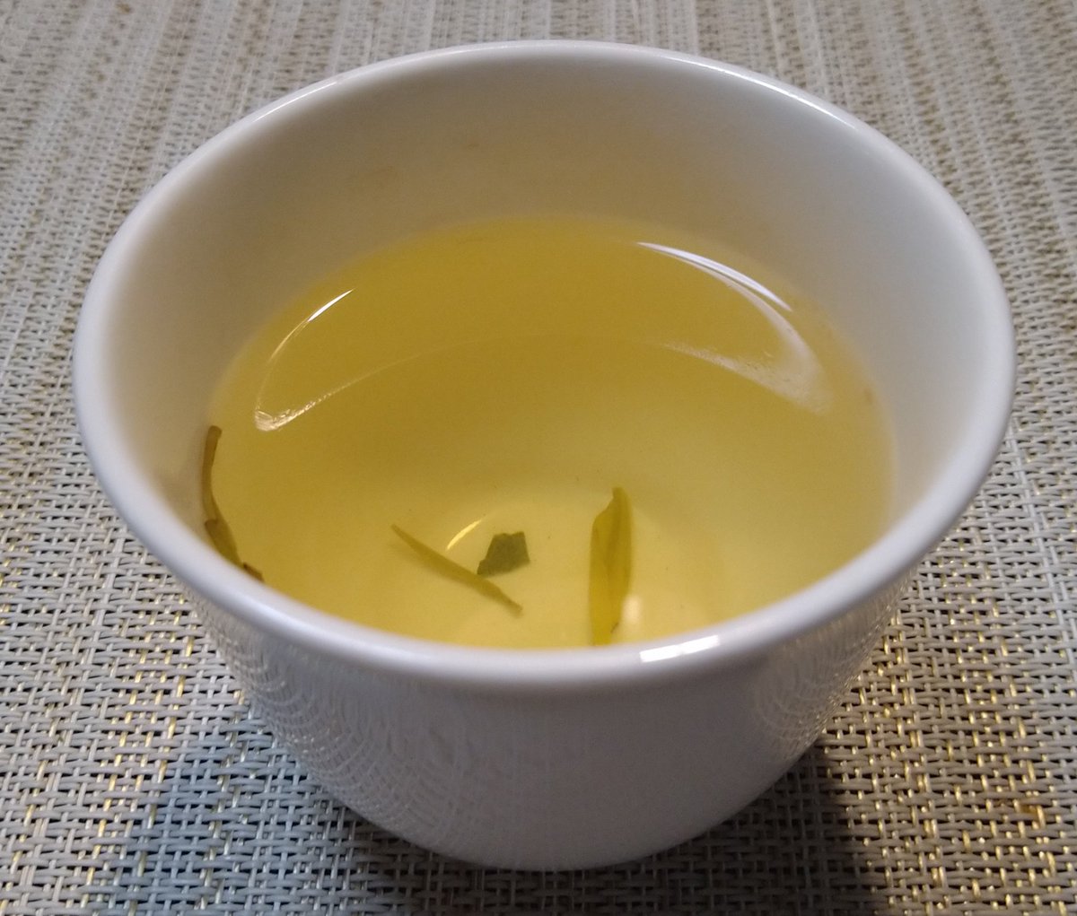 浙江省の緑茶、安吉黄金芽。
こっくりとした甘みのある緑茶。茶葉の外観では緑茶だと思えない黄色み
