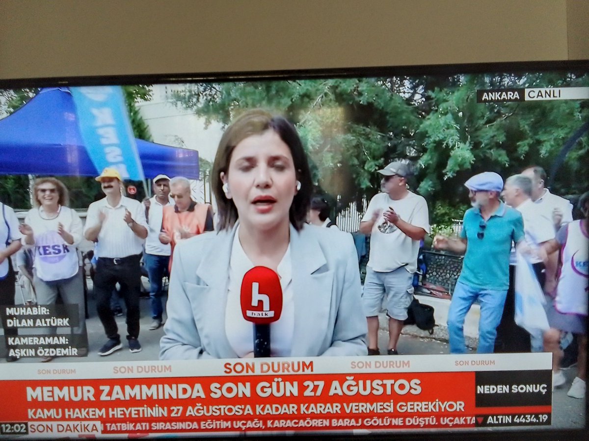 Seldaa bagcanın yüh yüh şarkısıylan purotesto edip halay çeken memurlaar mı oluyoo şimdii?!🙄🤨🤷‍♀️