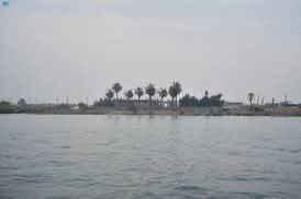 '

     ما احلى  ملامِحْه  حَلَّت لَهْ   بَحَر  مالح                                  
     مِن   قبْلها    عايفه    ما اذوقه     ذواقه 
                                  -
     الله  على  الثَّغْر  حسنه  بالدجى  واضح 
     يا حظّ   مِن  حاكته   دَاوَت  له   اشواقَه